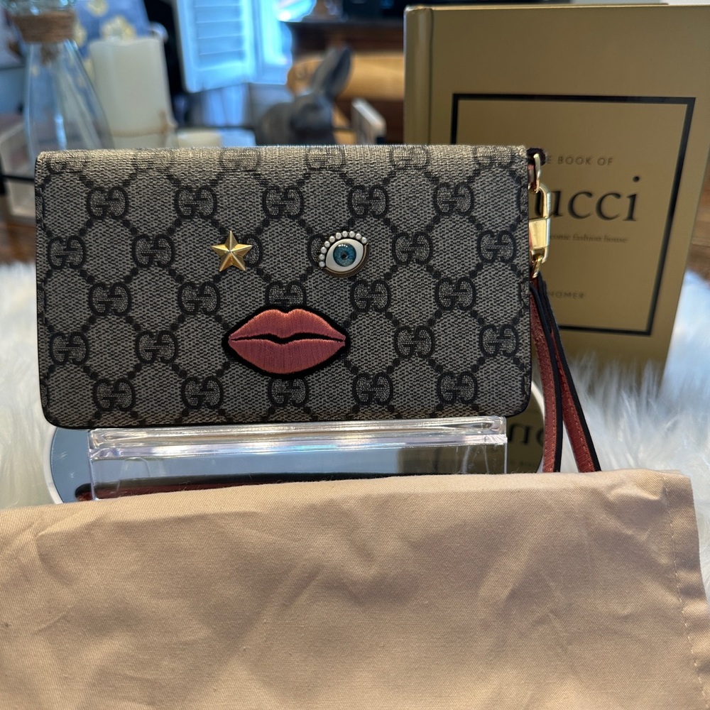 💕Gucci GG Supreme Wristlet💕
